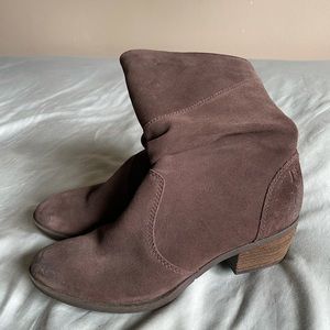 Distressed suede brown leather insulated ankle boots. Fashioned distressed look.